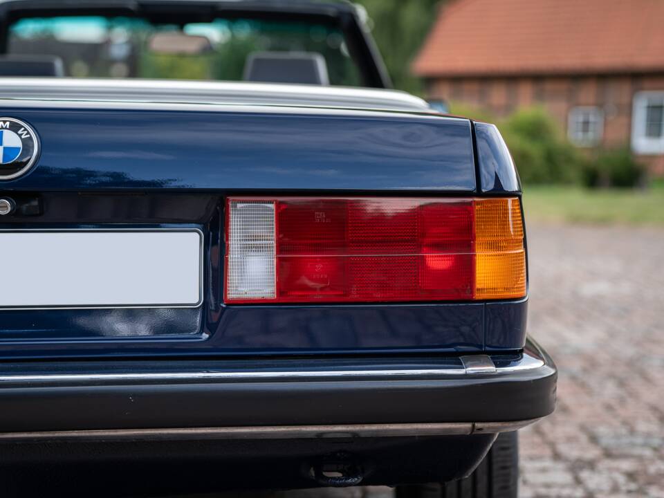 Image 20/99 of BMW 320i (1989)