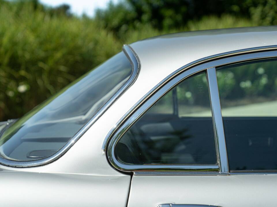 Image 29/50 of Jaguar XJ 6 4.2 (1970)