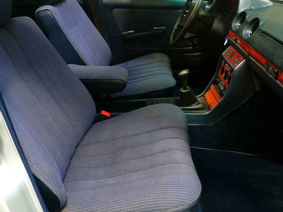 Bild 17/25 von Mercedes-Benz 280 TE (1985)