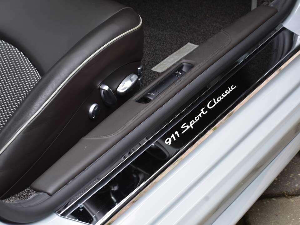 Image 45/50 of Porsche 911 Sport Classic (2010)