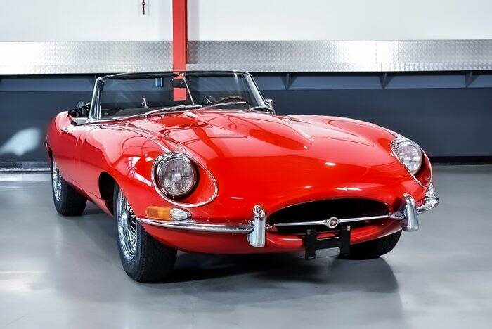 Image 6/7 de Jaguar E-Type (1968)