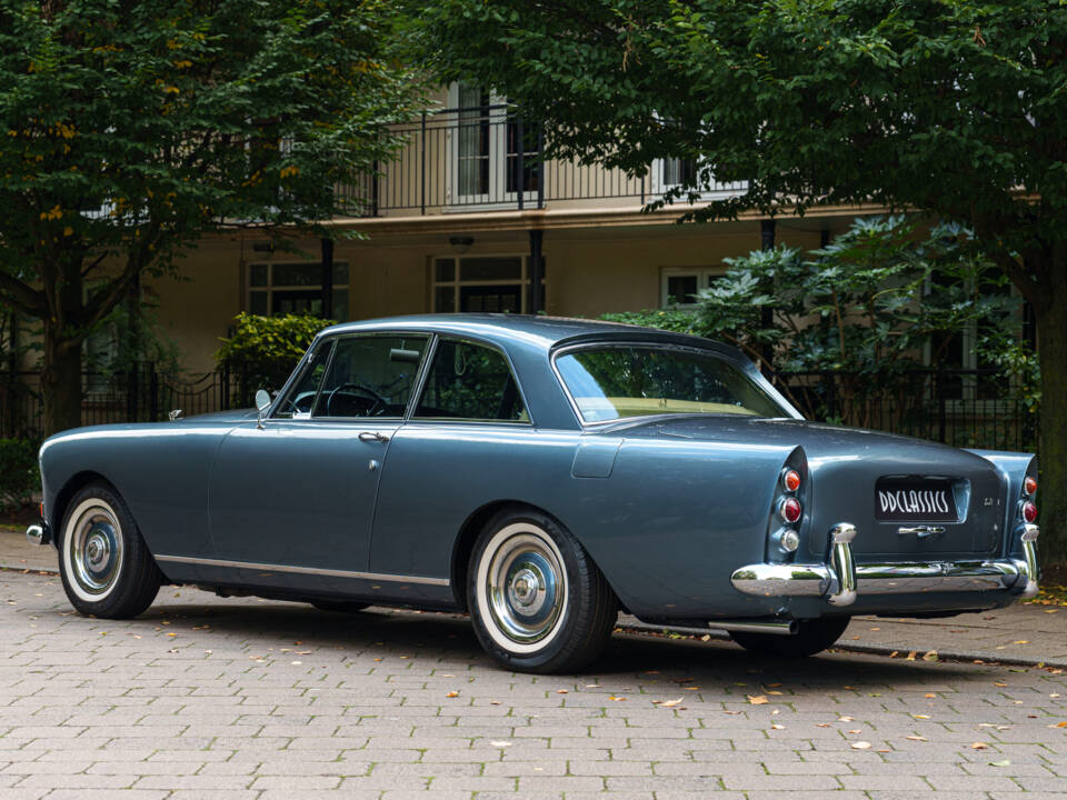 Image 4/25 of Bentley S 3 Continental (1963)