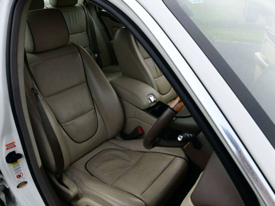 Image 33/50 of Jaguar XJ 8 4.2 (2008)
