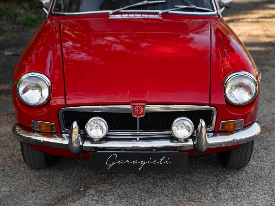 Image 16/77 of MG MGB GT (1972)