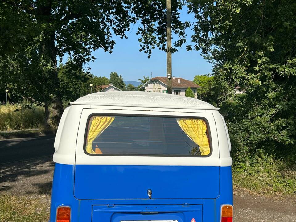 Image 4/20 of Volkswagen T2b Kombi (1974)