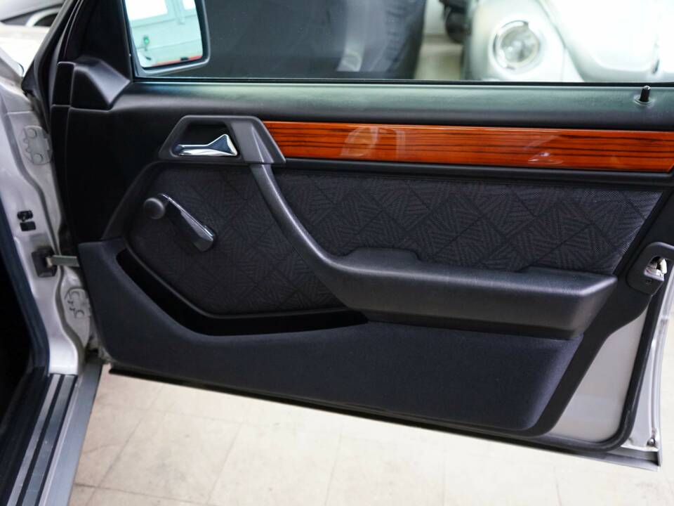 Image 15/36 de Mercedes-Benz E 220 T (1993)
