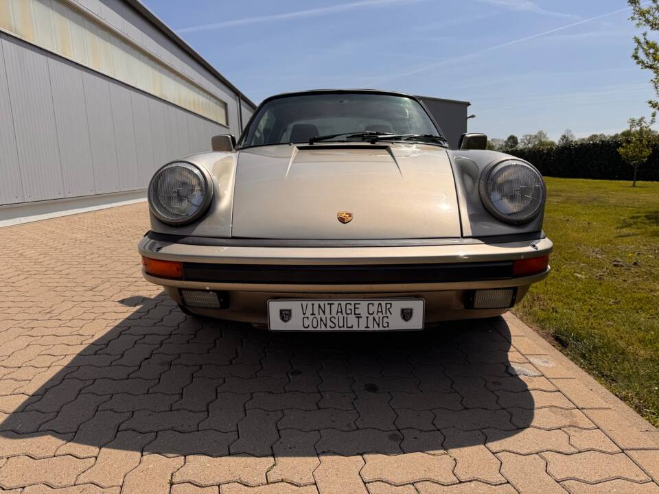 Image 32/88 of Porsche 911 Carrera 3.2 (1985)