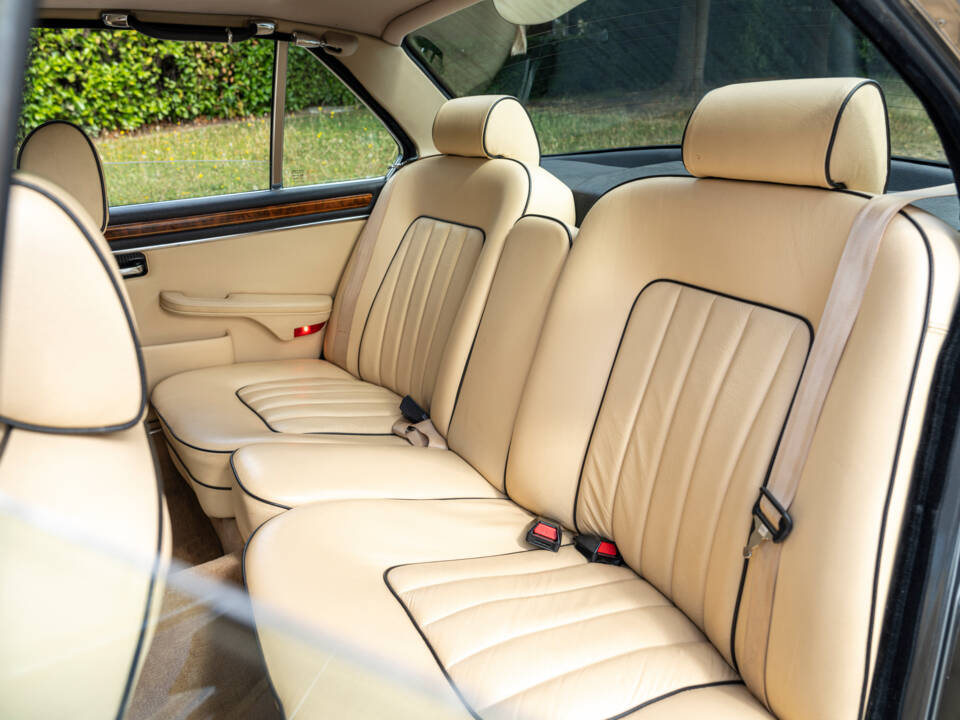 Image 23/23 of Daimler Double Six (1992)