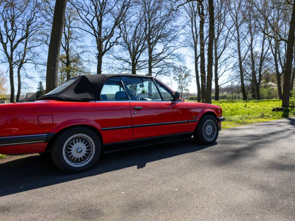 Image 7/8 of BMW 320i (1990)