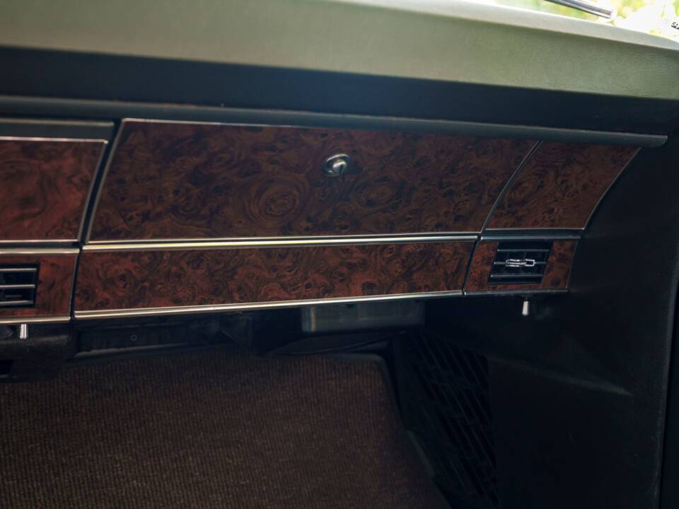 Image 22/28 of Ford LTD Country Squire (1968)