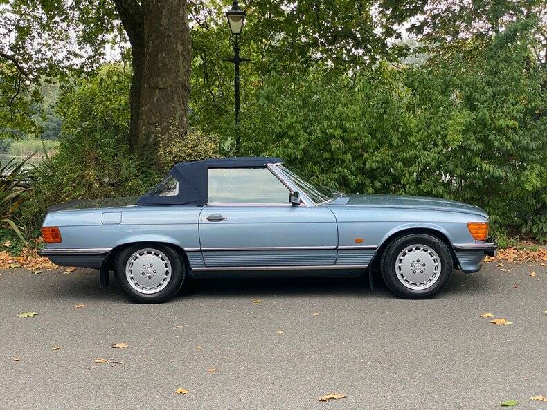 Immagine 4/50 di Mercedes-Benz 500 SL (1989)