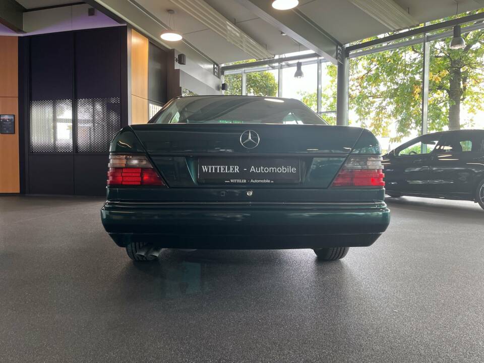 Bild 10/21 von Mercedes-Benz E 200 (1996)