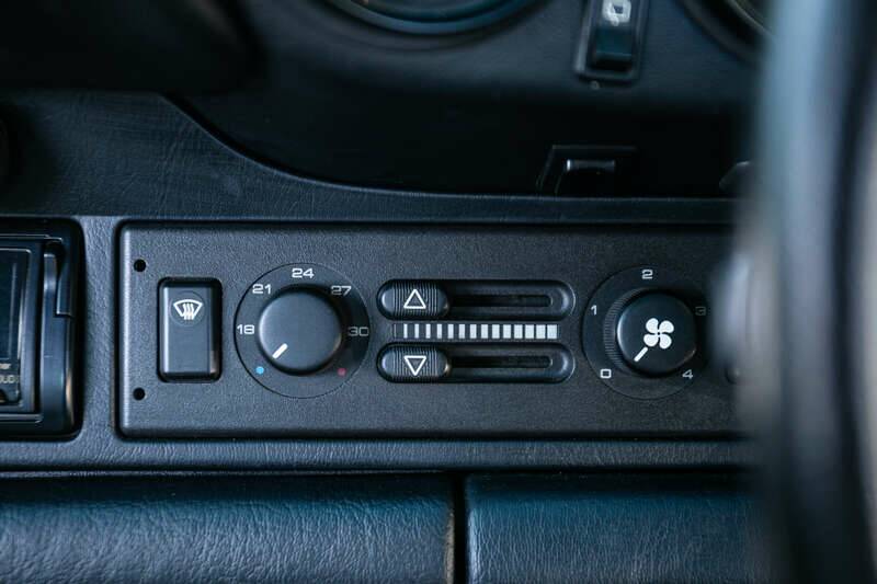 Image 37/38 of Porsche 911 Carrera 4 (1990)