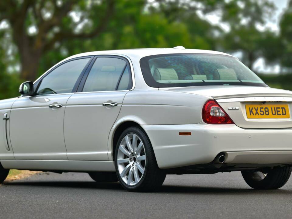Image 14/50 of Jaguar XJ 8 4.2 (2008)