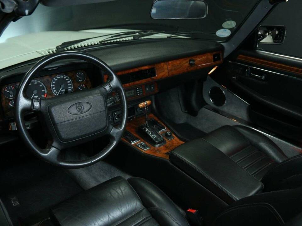 Image 17/50 de Jaguar XJS 5.3 V12 (1992)