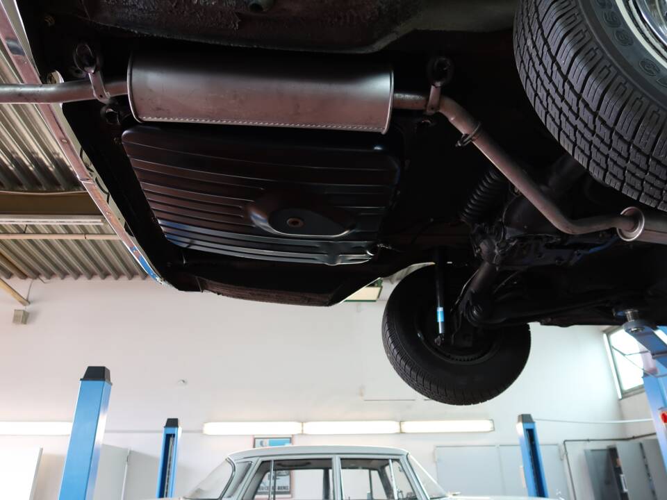 Image 32/32 of Mercedes-Benz 200 D (1966)