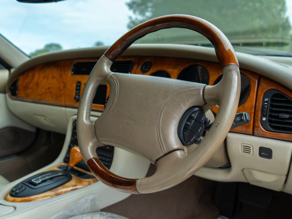 Image 40/50 of Jaguar XKR (2000)