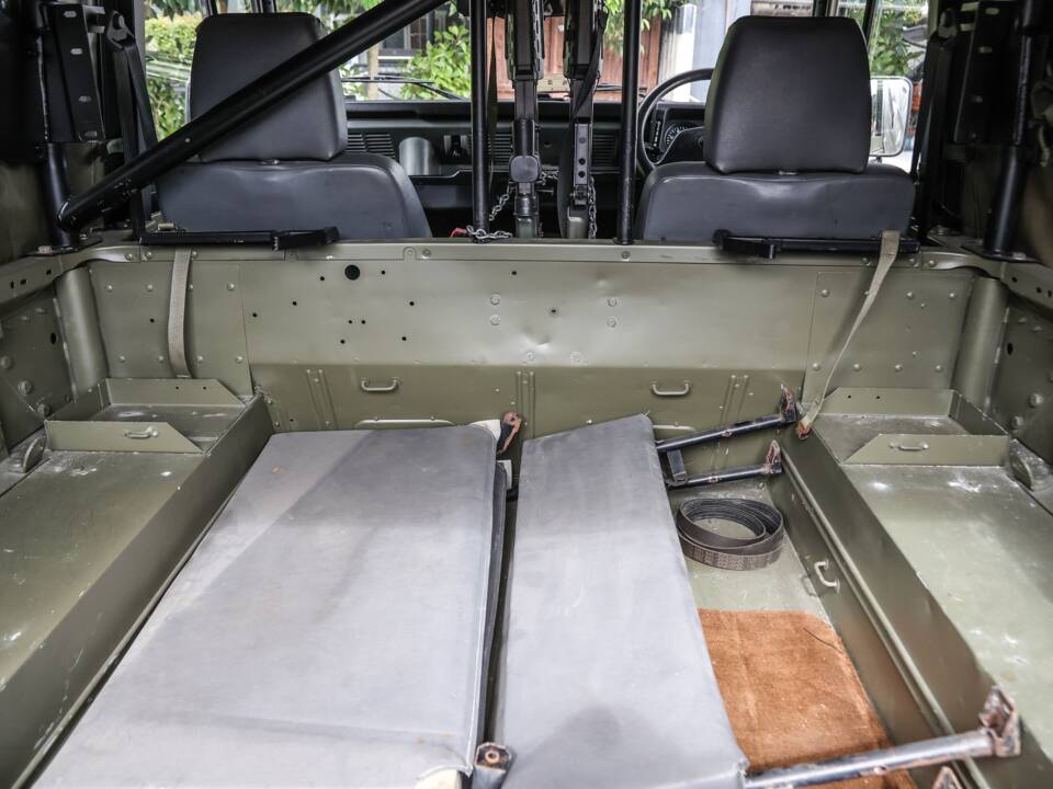 Bild 23/41 von Land Rover Defender 90 Td5 (1998)