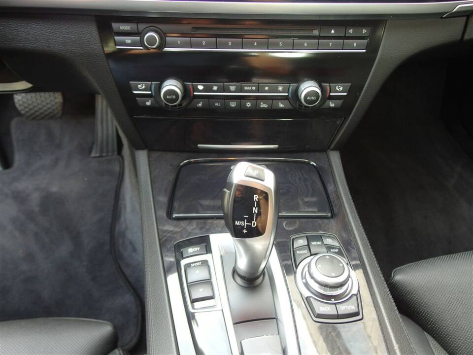 Image 53/95 of BMW 750i (2009)