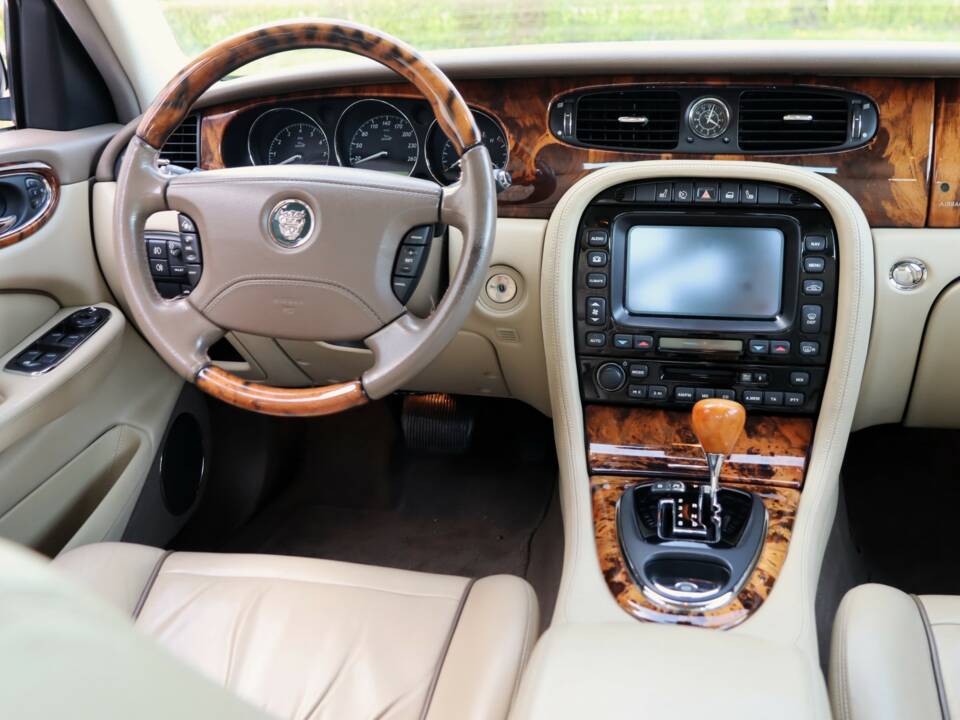Imagen 17/50 de Jaguar XJ 8 4.2 (2006)