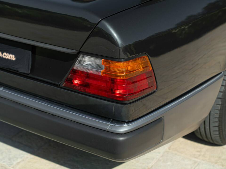 Bild 20/50 von Mercedes-Benz 300 E-24 (1989)