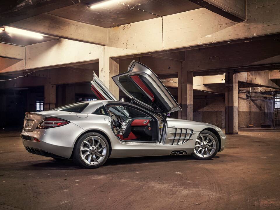 Image 23/61 of Mercedes-Benz SLR McLaren (2004)
