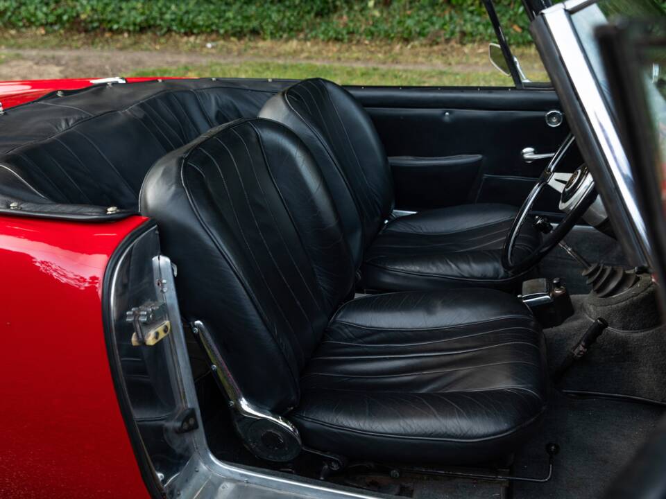 Image 20/27 of Alfa Romeo 2600 Spider (1964)