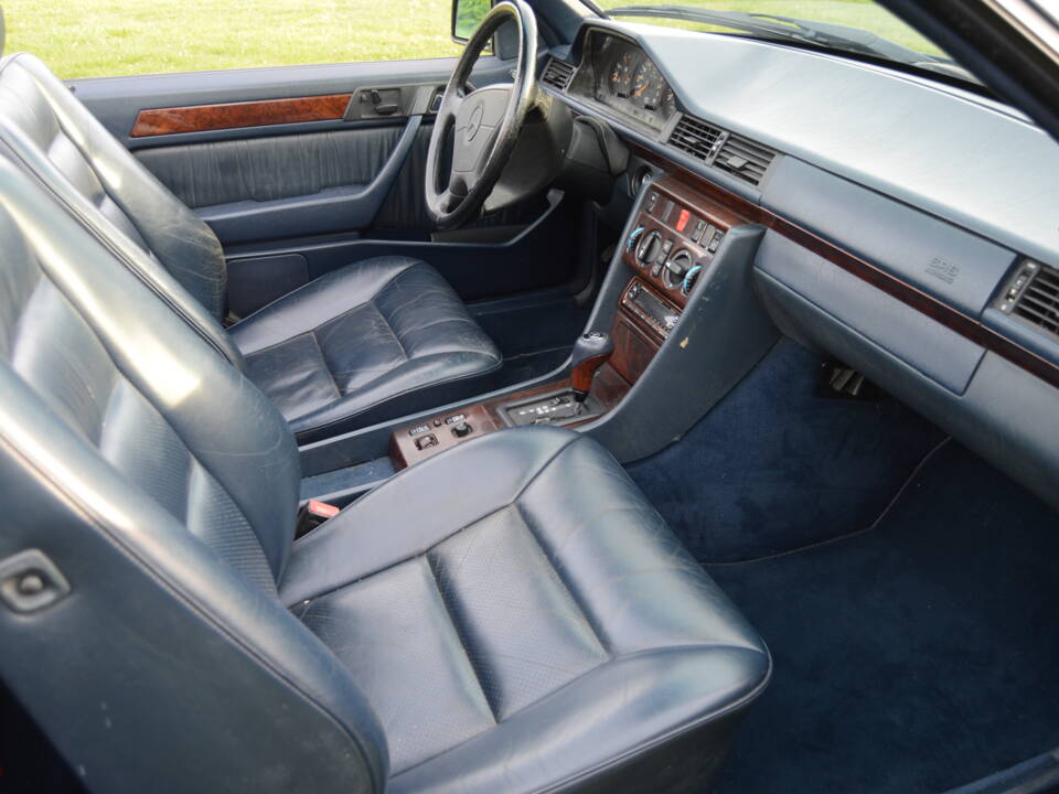 Image 10/22 of Mercedes-Benz 300 CE-24 (1993)