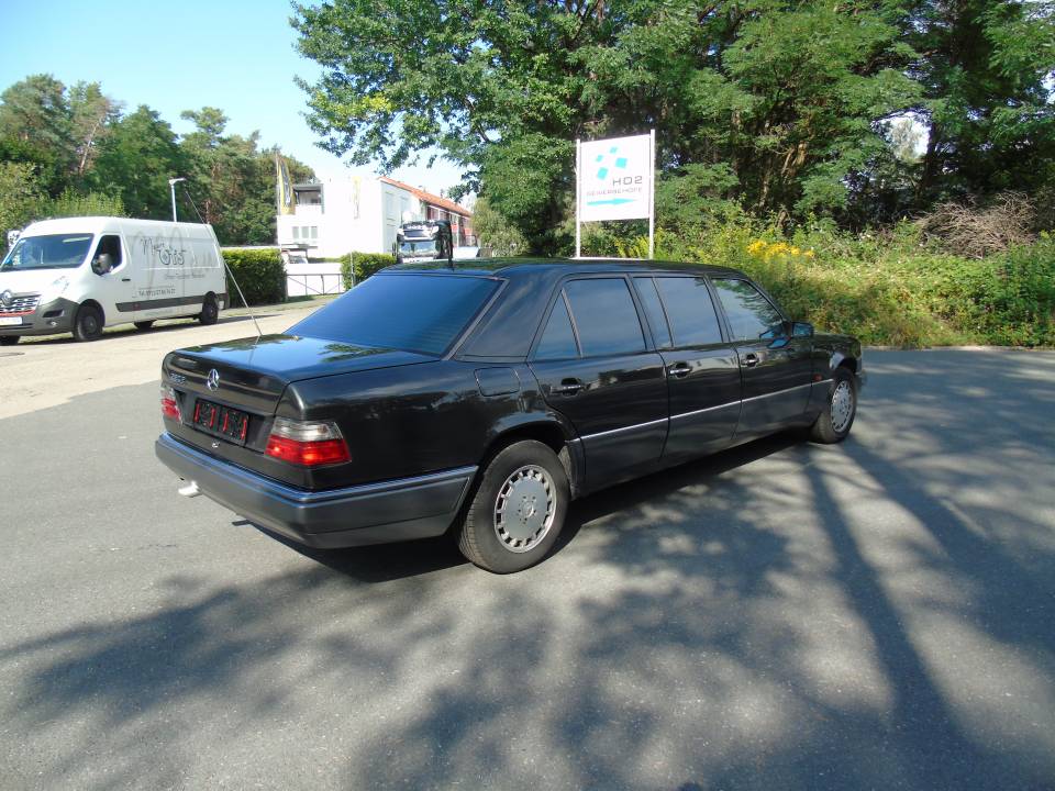 Image 13/31 of Mercedes-Benz 260 E Long (1991)