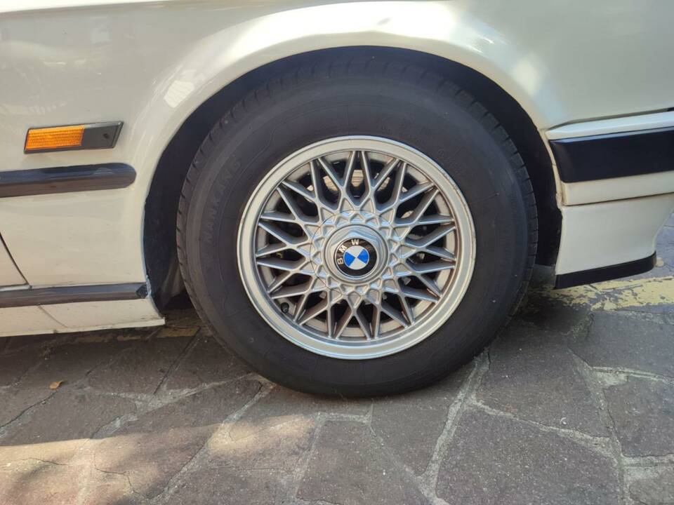 Image 9/10 of BMW 318i (1992)