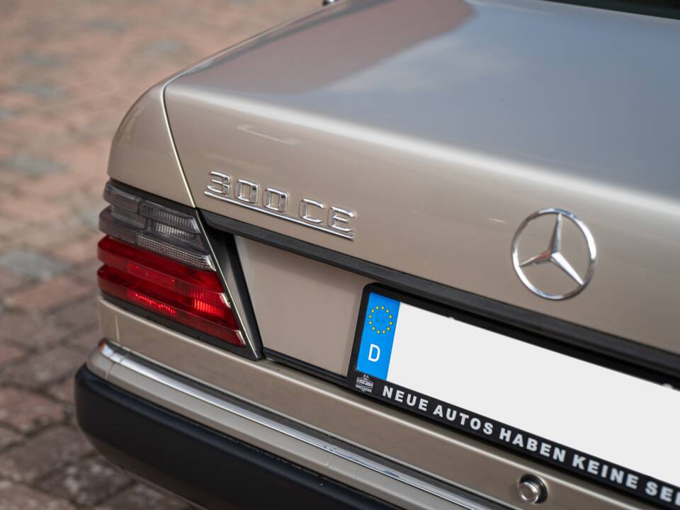 Immagine 14/73 di Mercedes-Benz 300 CE (1991)