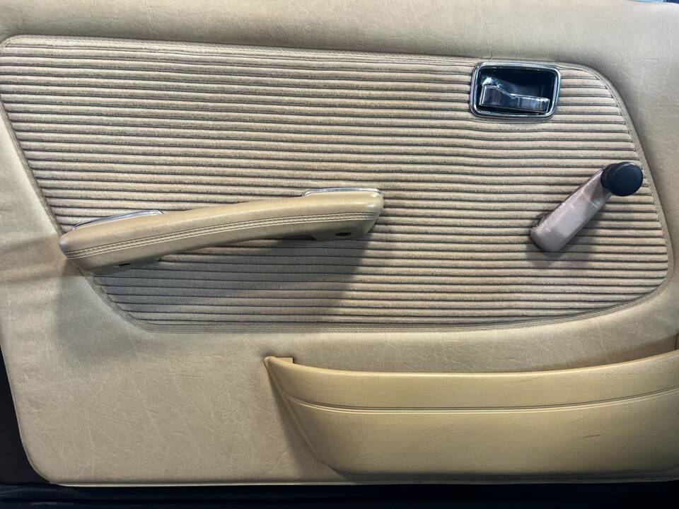 Image 16/21 of Mercedes-Benz 230 E (1983)