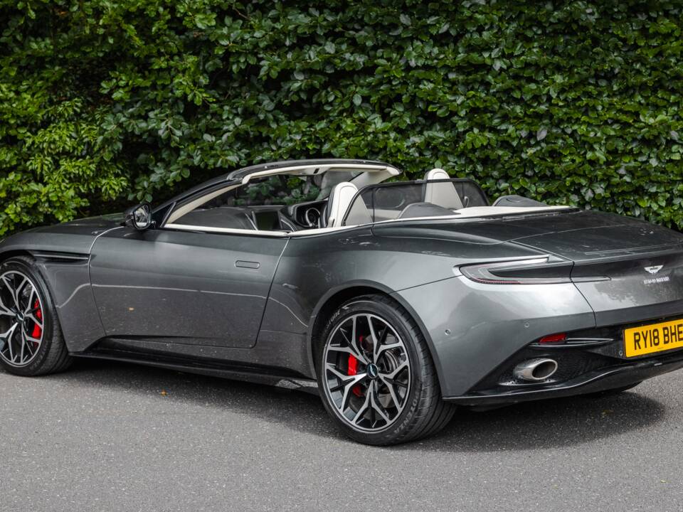 Image 3/39 of Aston Martin DB 11 Volante (2018)