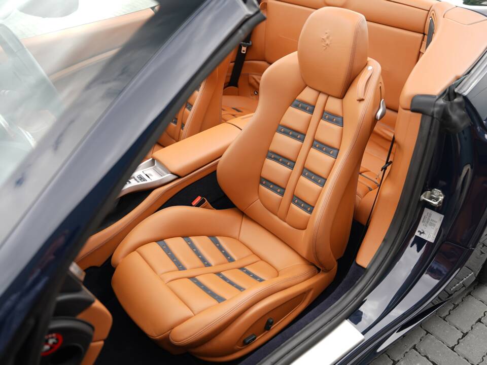 Image 16/50 de Ferrari California (2012)