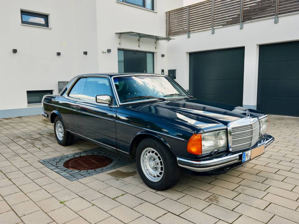 Bild 1/99 von Mercedes-Benz 230 CE (1983)