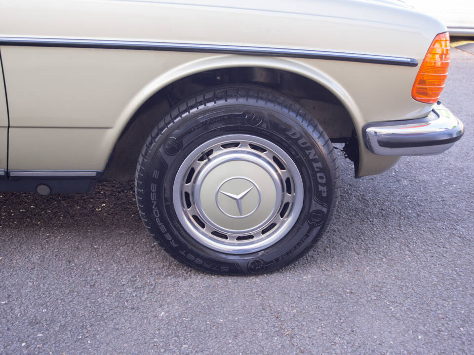 Immagine 27/29 di Mercedes-Benz 280 E (1983)