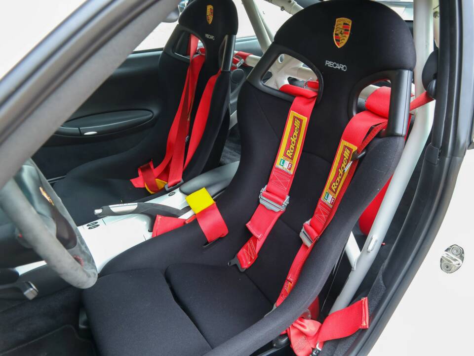Immagine 32/50 di Porsche 911 GT3 RS (2004)