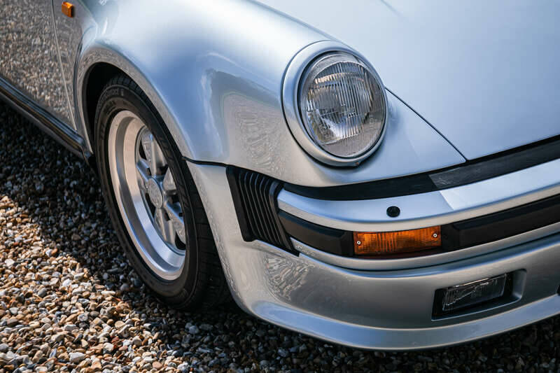 Image 29/40 of Porsche 911 Turbo LE (1989)