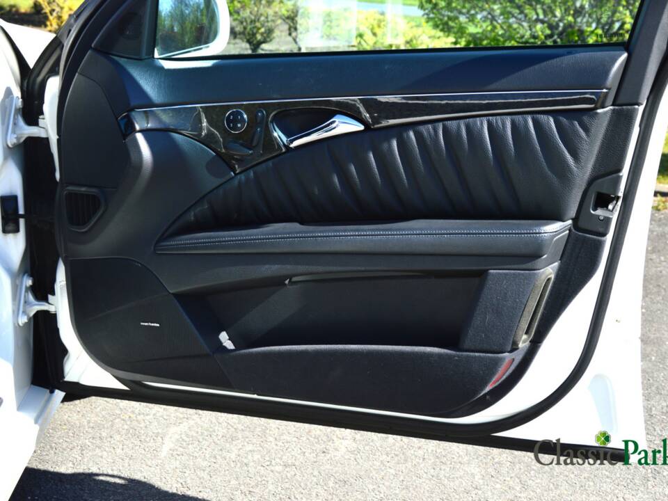 Image 24/50 of Mercedes-Benz E 500 T (2004)