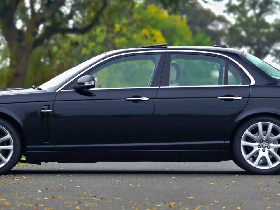 Image 14/50 of Jaguar XJ 8 4.2 (2008)