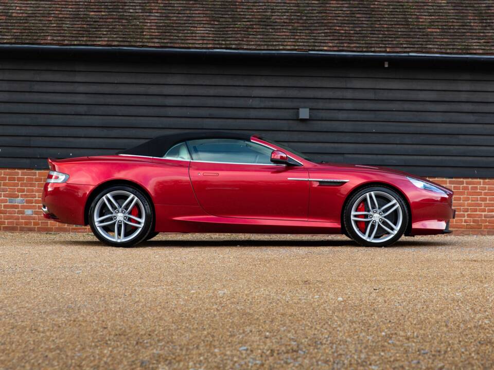 Afbeelding 12/81 van Aston Martin DB 9 Volante (2015)