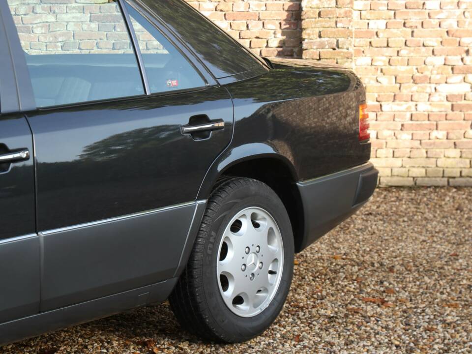 Image 40/50 of Mercedes-Benz 200 E (1992)