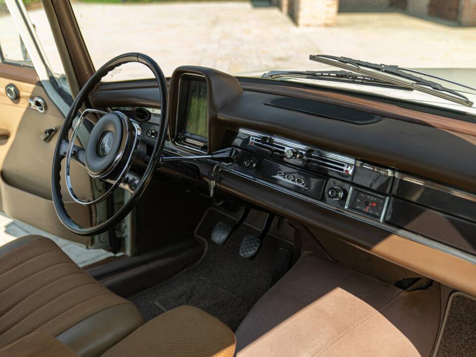 Image 30/50 of Mercedes-Benz 200 (1966)