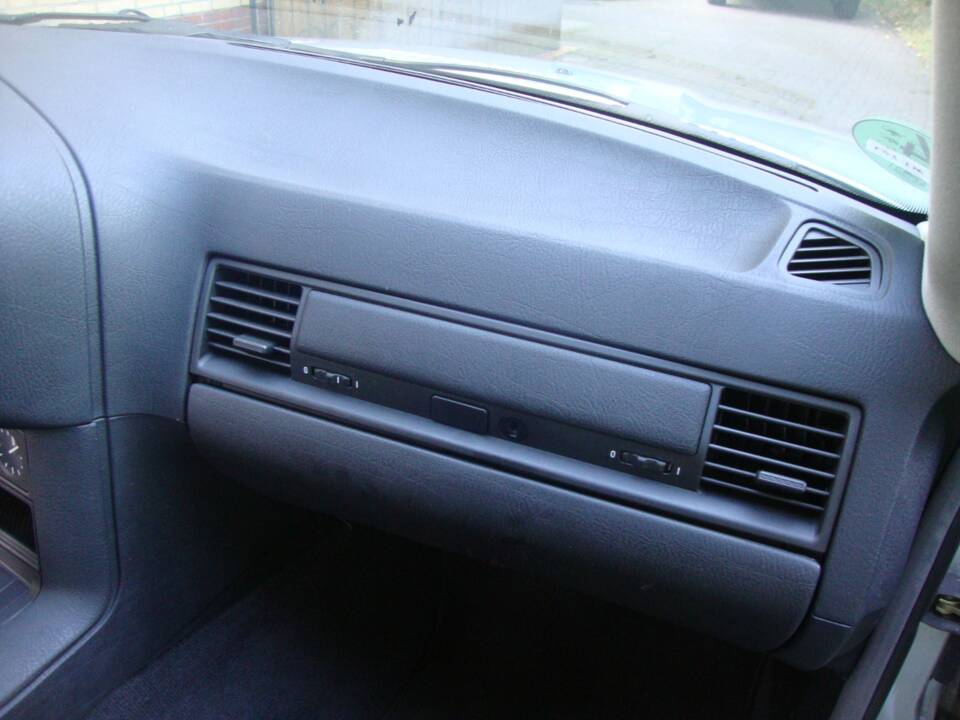 Afbeelding 19/39 van BMW 316i (1993)