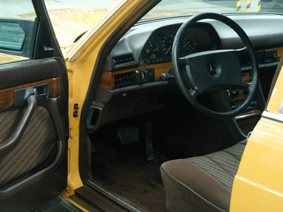 Bild 25/50 von Mercedes-Benz 280 SE (1981)