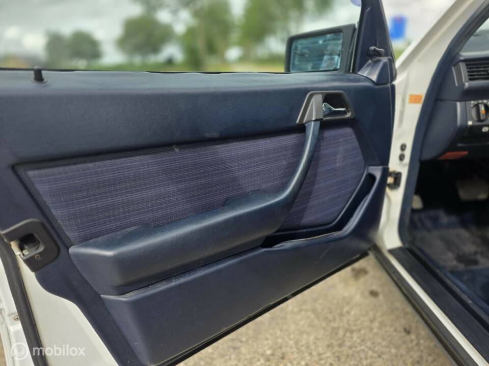 Afbeelding 19/42 van Mercedes-Benz 300 E (1986)