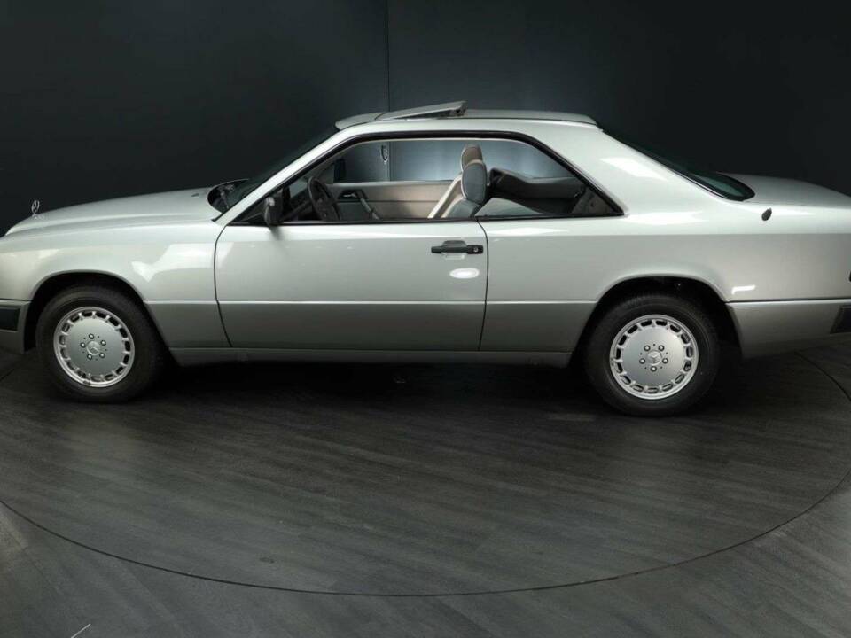 Afbeelding 3/50 van Mercedes-Benz 230 CE (1988)