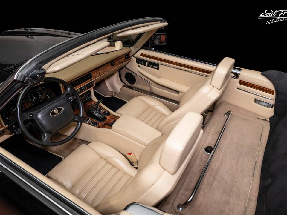 Image 6/7 of Jaguar XJ-S Convertible (1991)
