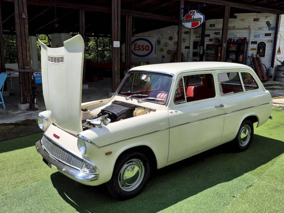 Image 52/63 of Ford Anglia (1965)