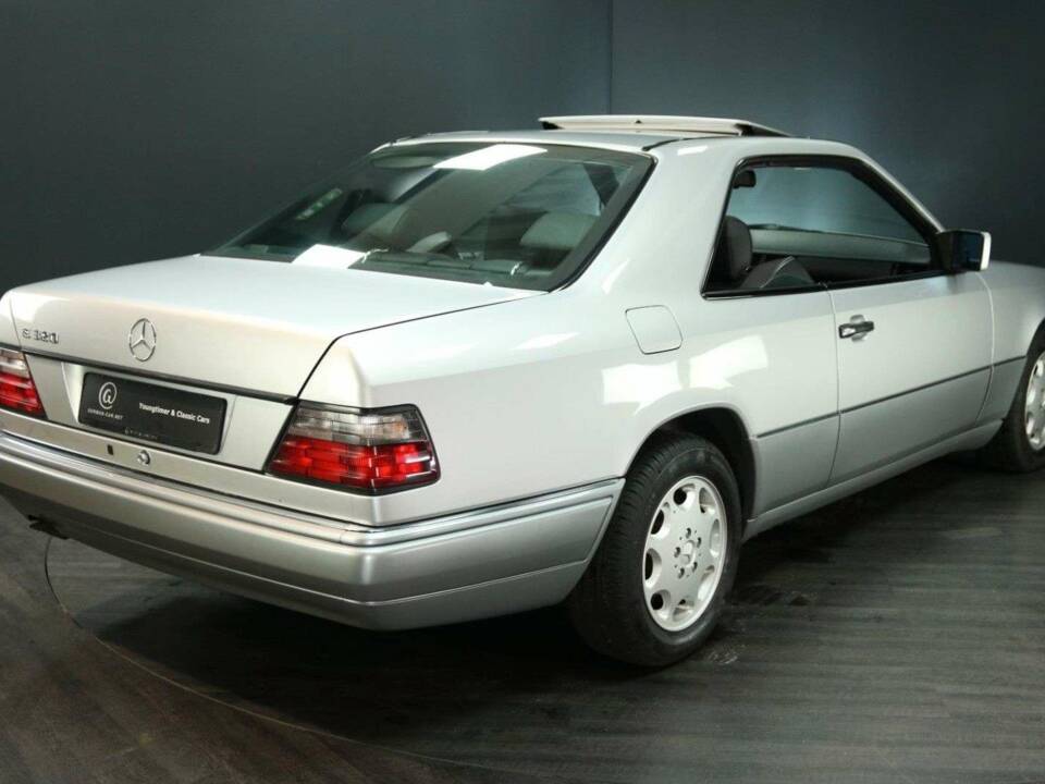 Image 2/30 of Mercedes-Benz E 320 (1994)